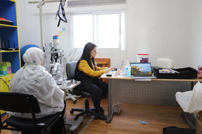 رئيس البلدية ومديرها يتفقدان اليوم الطبي لفحص العيون