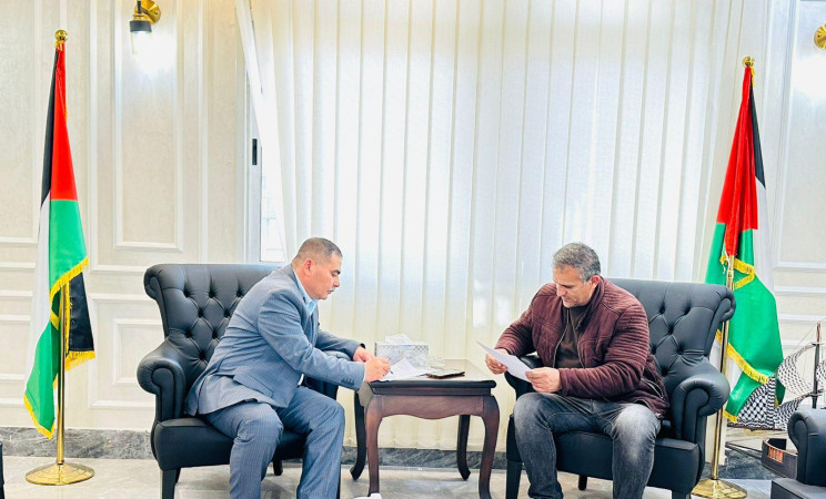 رئيس البلدية يوقع اتفاقية تعاون مع أشغال الخليل