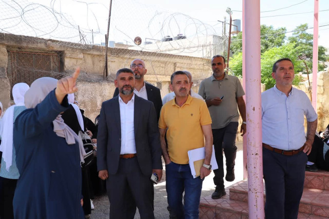 البلدية وتربية جنوب الخليل تقيّمان احتياجات مدرسة بنات السموع الثانوية