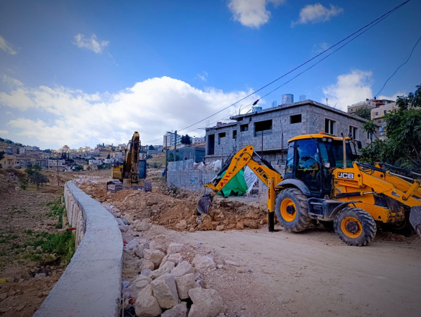 استمرار العمل في مشروع شق وتأهيل رابط أبو هوى المدارس