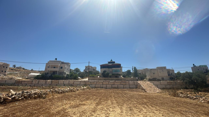 الاستلام الأولي لمشروع مرابيع حجرية لعدة مناطق في البلدة بتمويل ذاتي من البلدية