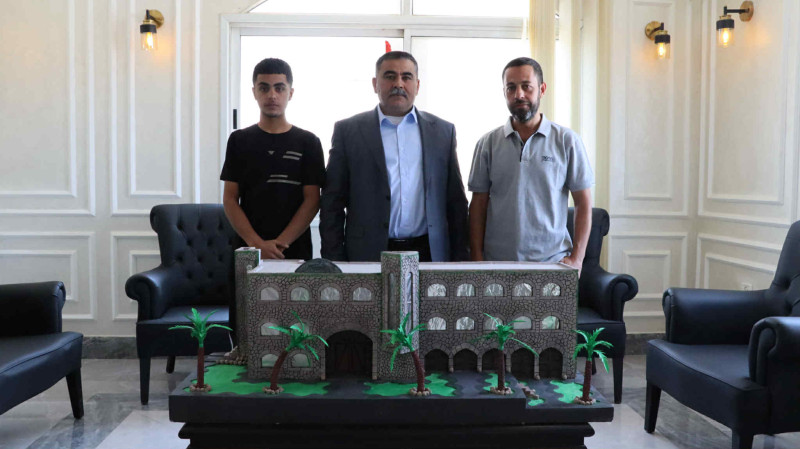 المواطن أبو عيشة يهدي البلدية مجسّما تذكاريًا تقديرًا لجهودها