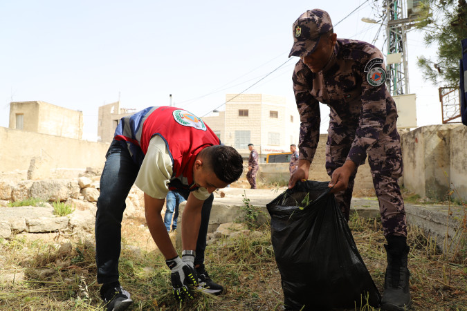 بلدية السموع تواصل تنفيذ خطتها لإزالة الحشائش وتنظيف الشوارع والمقابر بمشاركة مجتمعية واسعة