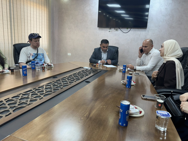 وفد  مركز التميز "إكسلنس" لتعليم اللغة الإنجليزية يزور بلدية السموع ومركزها الثقافي