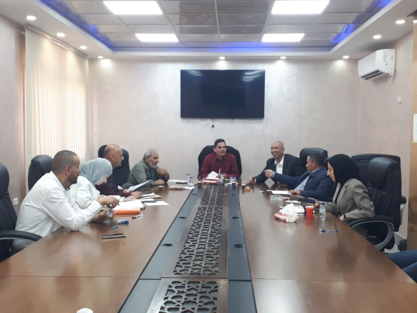 اجتماع لجنة العطاءات والمشتريات مع الدوائر المعنية