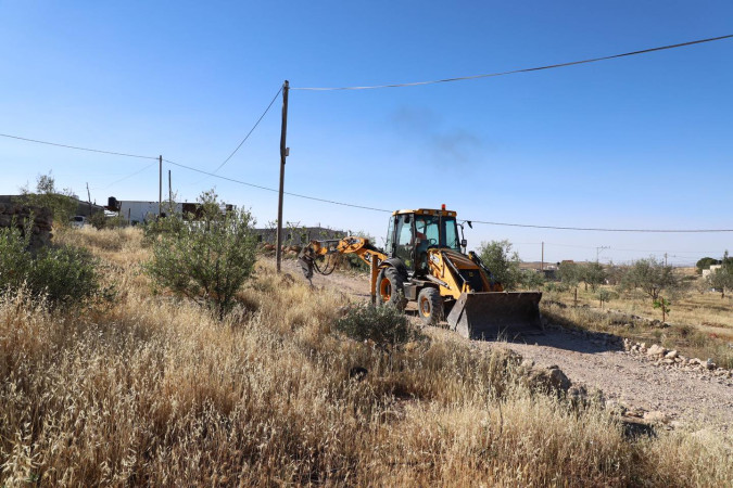 باشرت طواقم البلدية العمل في مشروع تعبيد طرق فرعية ودخلات خاصة، بتمويل مشترك بين البلدية والمجتمع المحلي.